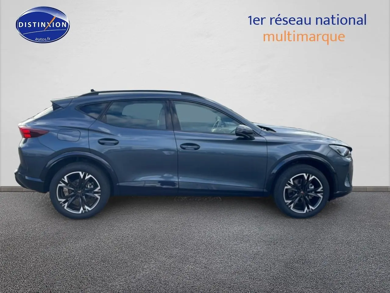 Vue de profil côté gauche du SUV CUPRA Formentor gris magnétique avec jantes 18 pouces et barres de toit noires.