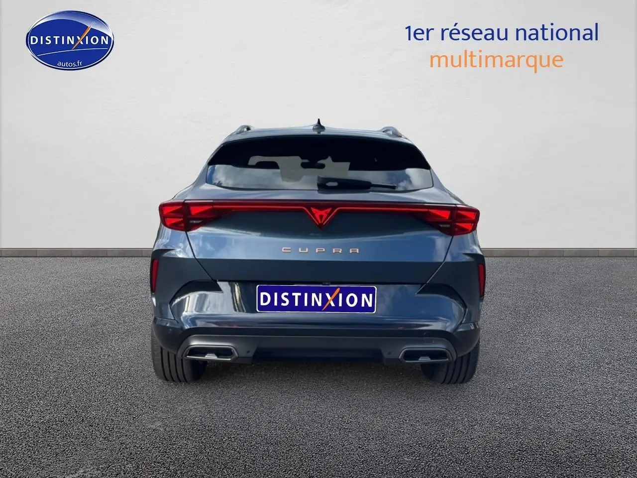 Vue arrière d'un CUPRA Formentor gris magnétique 2026 avec feux LED reliés et double sortie d'échappement.