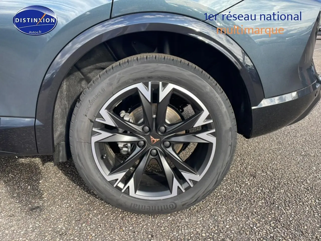 Gros plan sur la roue avant droite d’un CUPRA Formentor gris magnétique avec jante 18 pouces au design noir et argent.