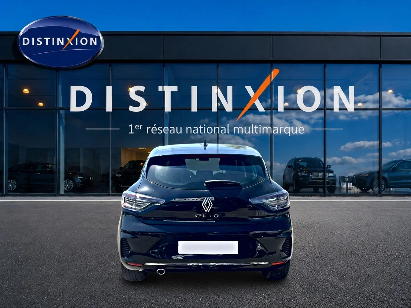 Vue arrière d'une Renault Clio V noire 2025, avec feux LED et sortie d'échappement chromée visible.