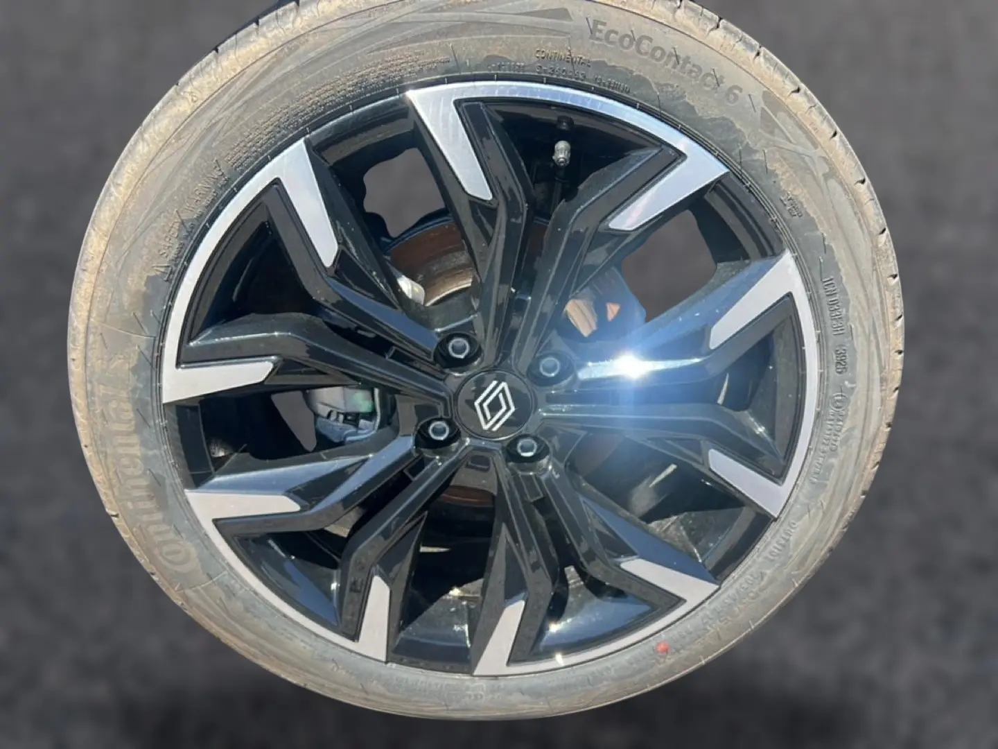 Gros plan sur la jante noire et argentée d'une Renault Clio V 1.0 TCe 90 Techno avec pneu Continental.