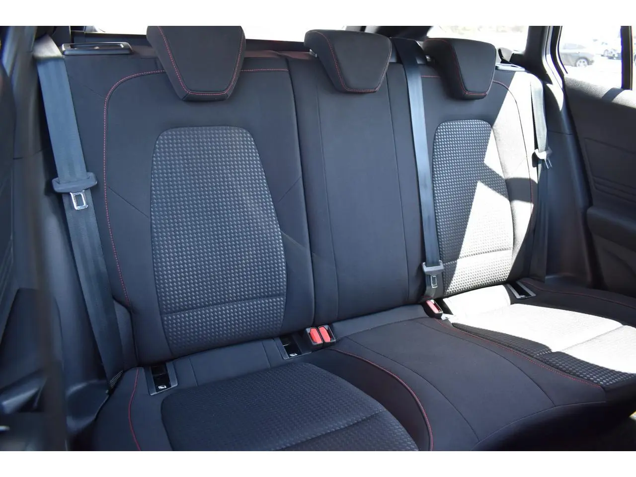 Vue intérieure sur les sièges arrière noirs avec surpiqûres rouges de la Ford Focus SW 2025, version ST LINE X.