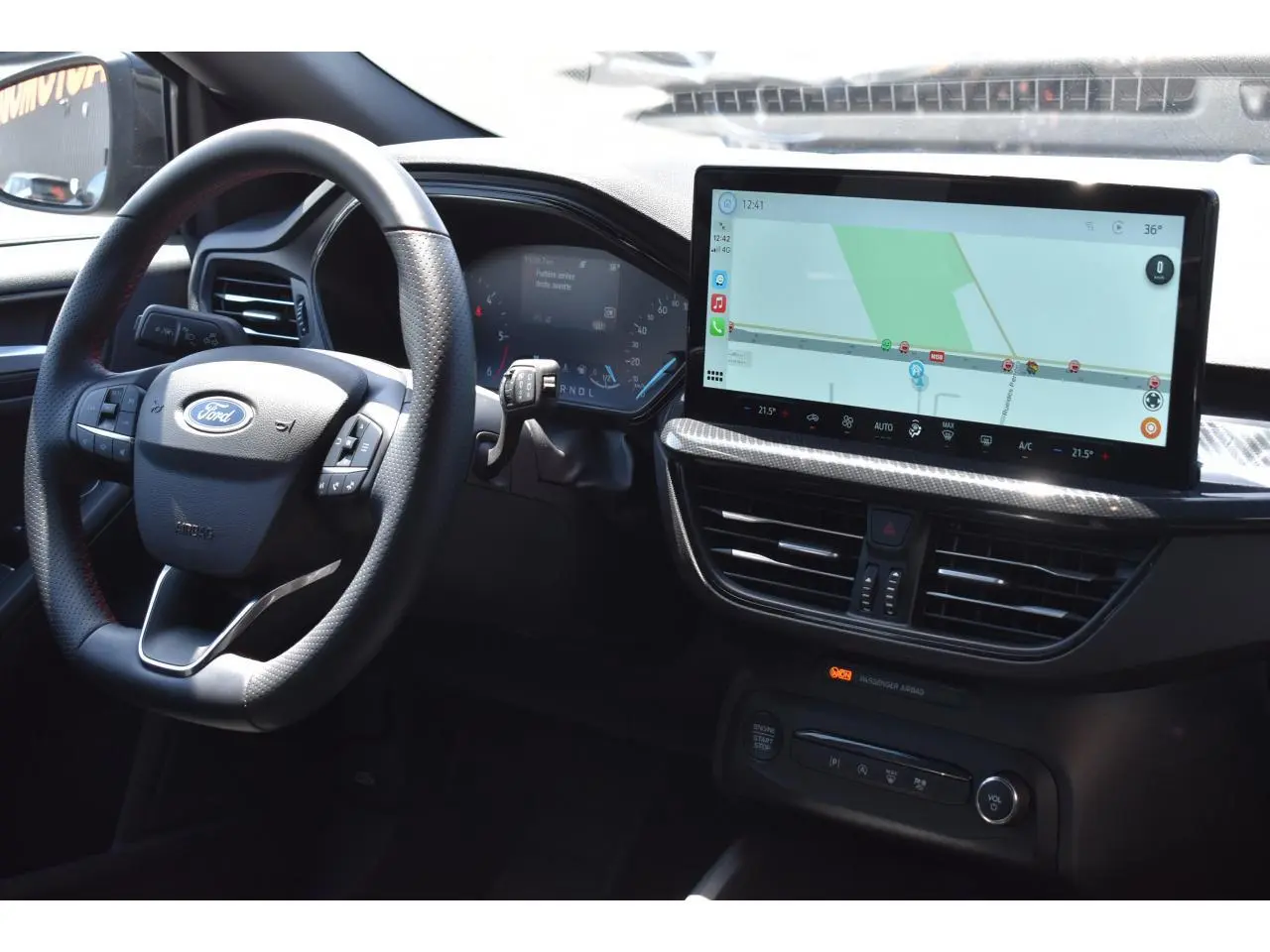 Vue intérieure côté conducteur de la Ford Focus SW 2025, tableau de bord avec écran tactile large et volant multifonction.