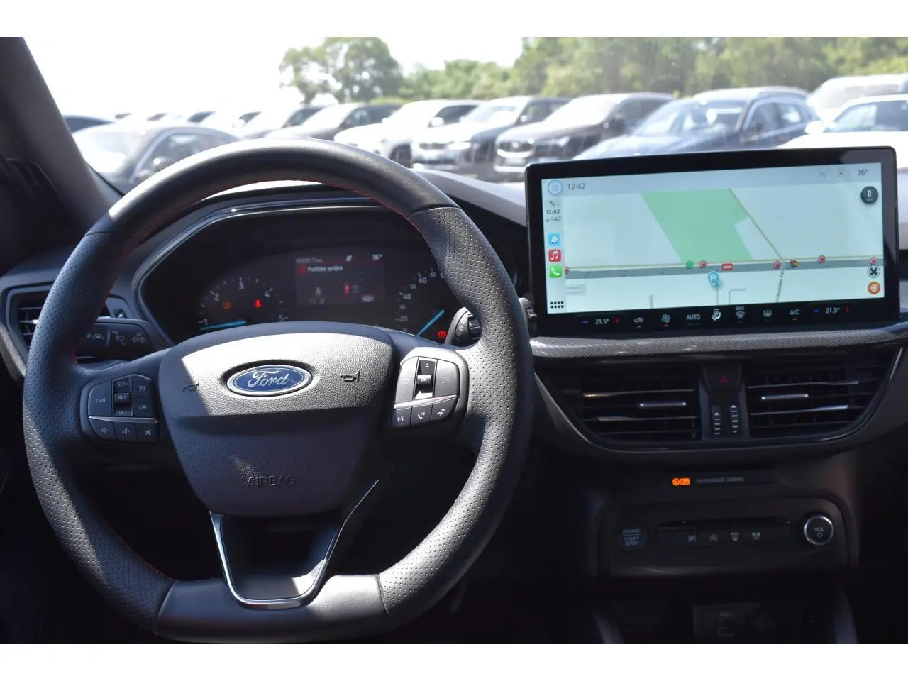 Vue intérieure centrée sur le volant Ford et l'écran tactile large du tableau de bord d'une Focus SW 2025.