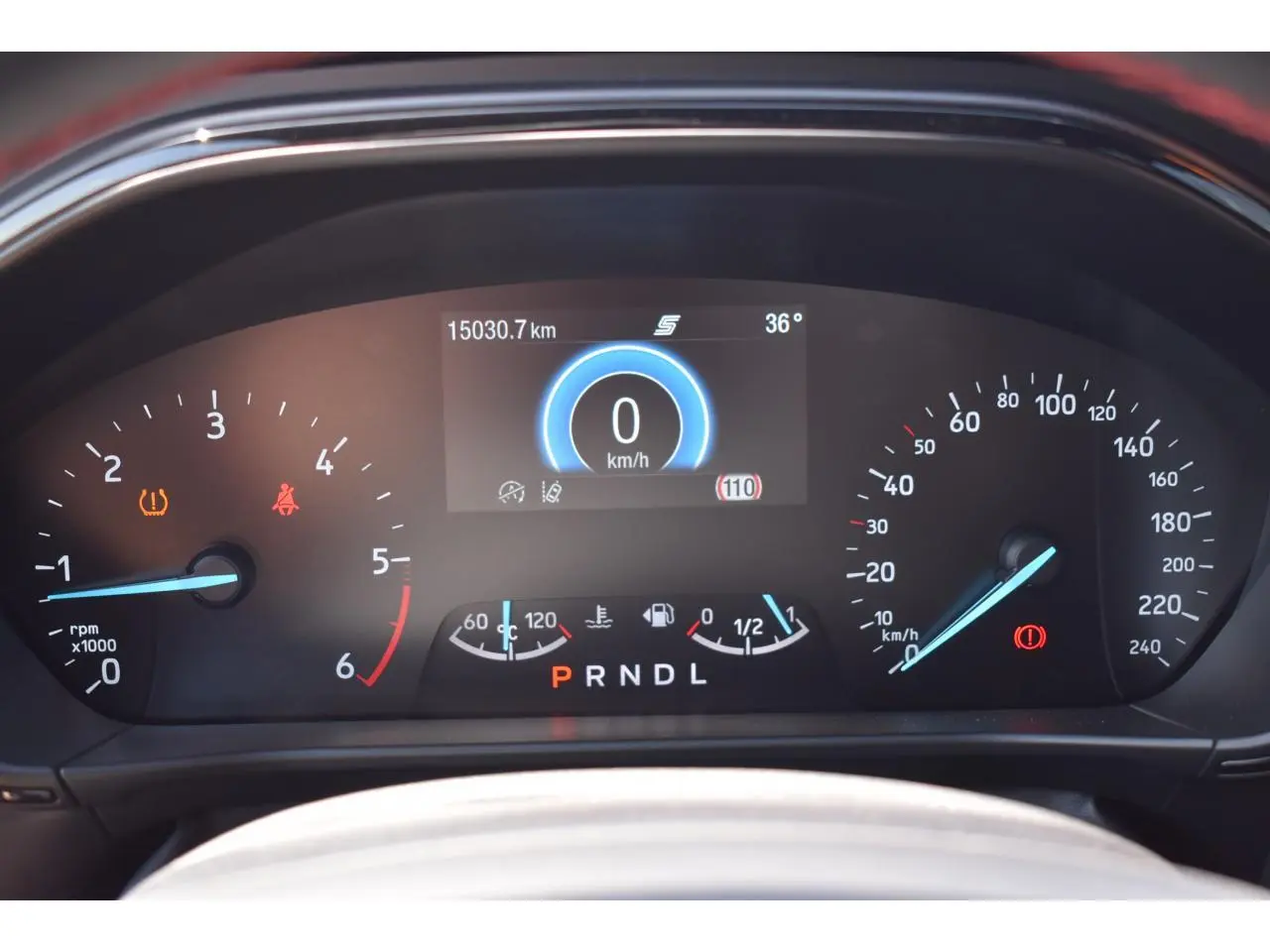 Combiné d'instrumentation numérique 12,3 pouces du Ford Focus SW 1.5 EcoBlue, affichant la vitesse et les indicateurs au tableau de bord.
