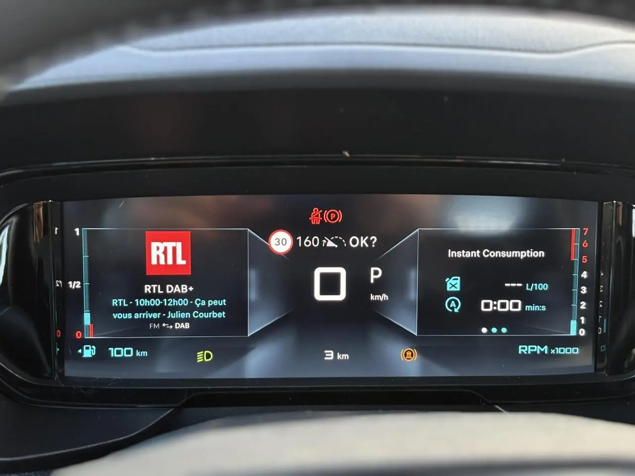 Combiné numérique 10 pouces du Citroën Berlingo Multispace 2025 affichant vitesse, consommation et radio RTL.