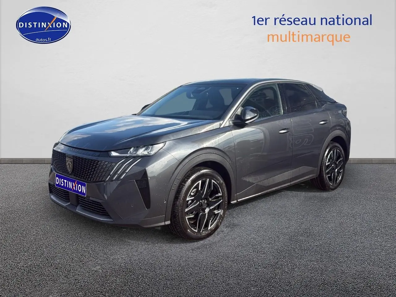 Peugeot 3008 gris titane en 3/4 avant droit avec jantes alu noires et calandre distinctive moderne.