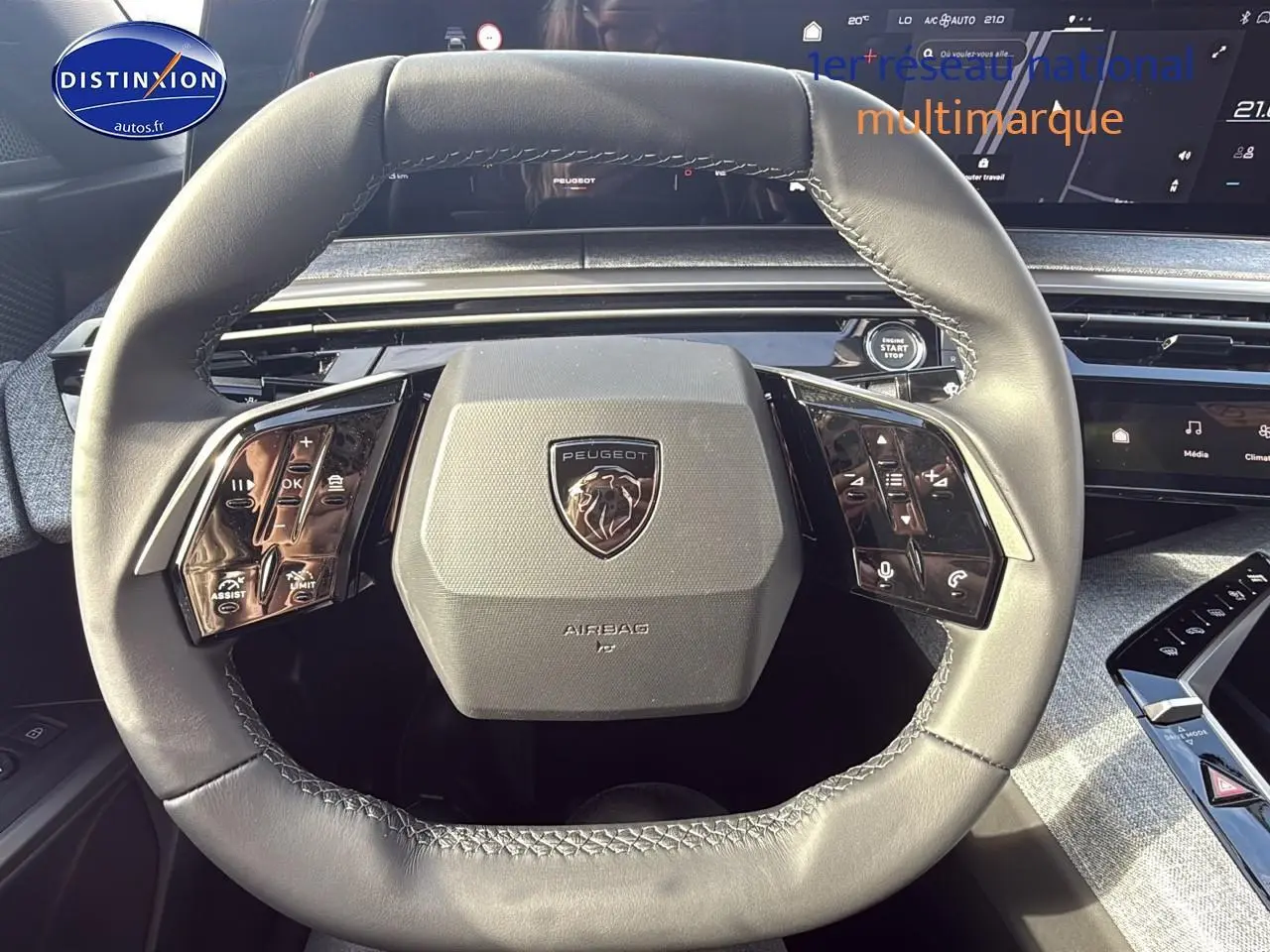 Vue rapprochée du volant cuir multifonction gris titane du Peugeot 3008 1.2 hybrid 145 allure e-dcs6 avec tableau de bord digital.