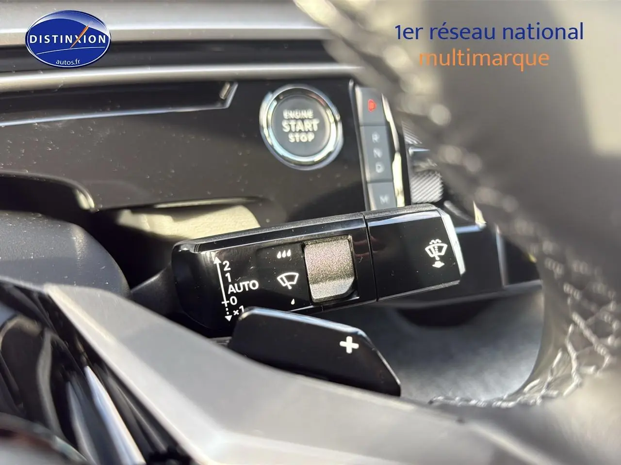 Gros plan sur la commande d’essuie-glace et bouton start/stop dans l’habitacle du Peugeot 3008 gris titane.