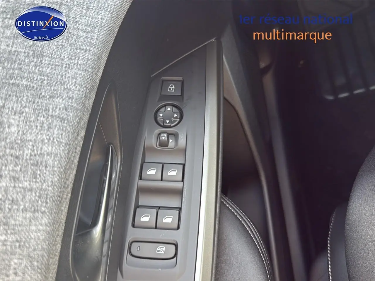 Gros plan sur la commande des vitres électriques côté gauche du Peugeot 3008 gris titane, intérieur cuir noir.