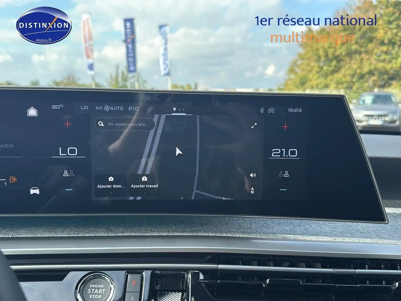 Vue intérieure centrée sur l'écran tactile du tableau de bord du Peugeot 3008 gris titane, affichant la navigation.