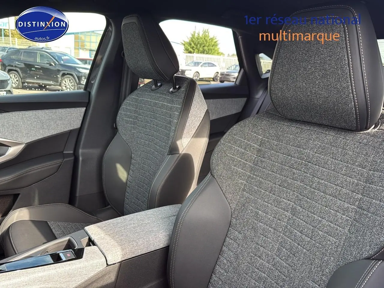 Vue intérieure sur les sièges avant gris tissu et cuir du Peugeot 3008 1.2 hybrid 145 allure e-dcs6 2025.