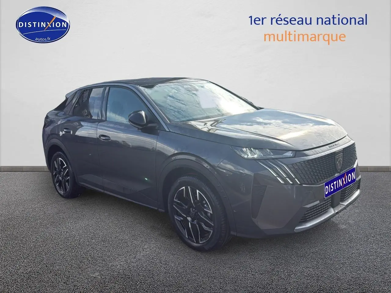 Peugeot 3008 gris titane en 3/4 avant droit, avec jantes alu et calandre distinctive moderne.