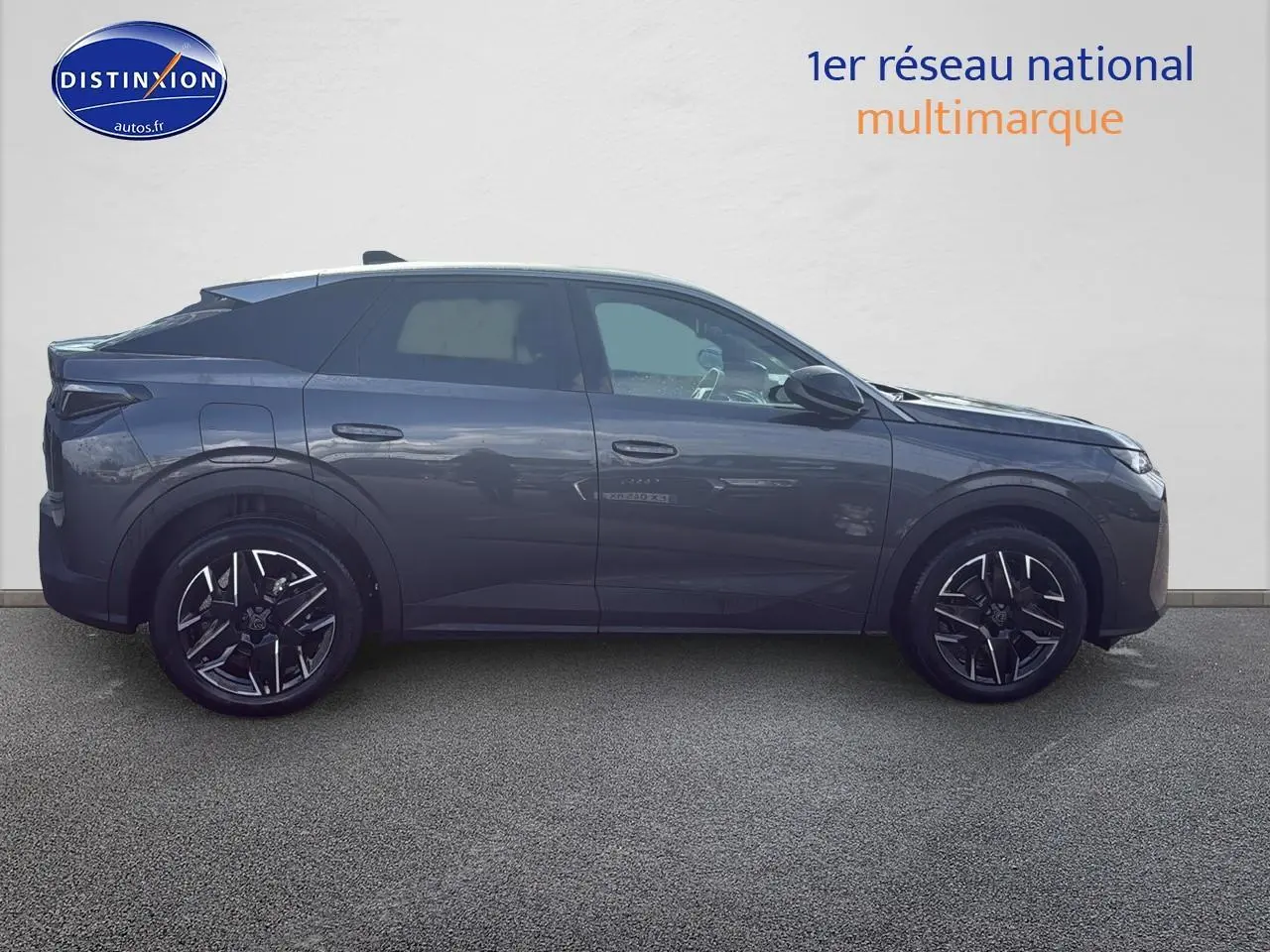 Vue latérale droite d’un Peugeot 3008 gris titane 2025 avec jantes alu noires et vitres surteintées.