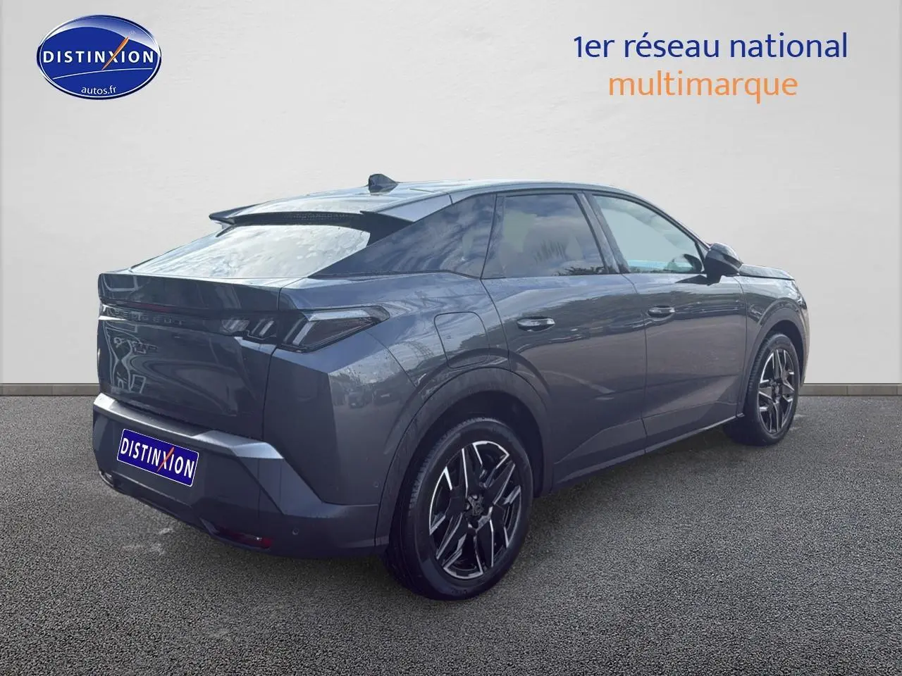 Peugeot 3008 gris titane en 3/4 arrière droit, avec jantes alu et feux arrière LED distinctifs.