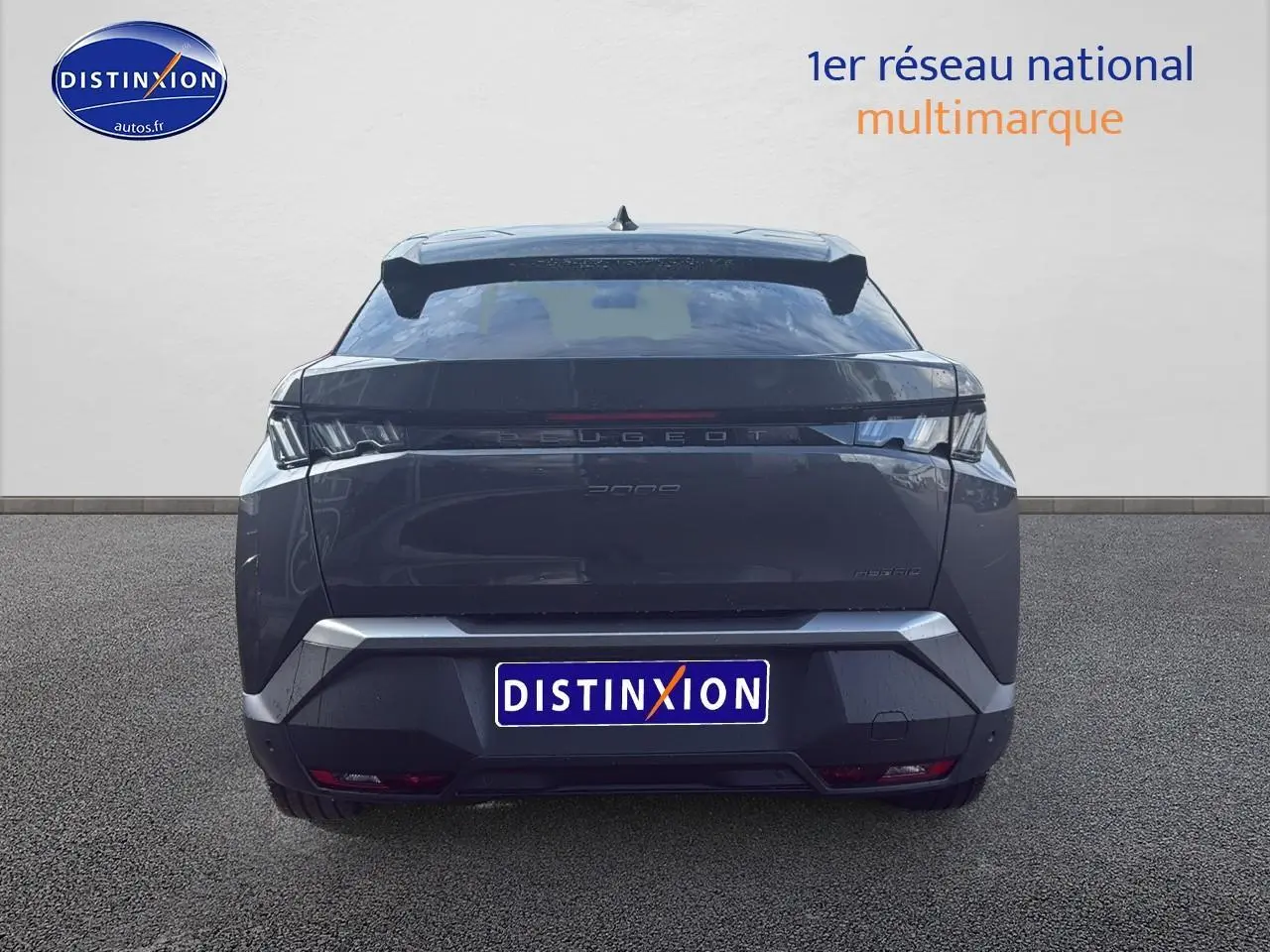 Vue arrière d'un Peugeot 3008 gris titane 2025 avec becquet et feux arrière LED distinctifs.