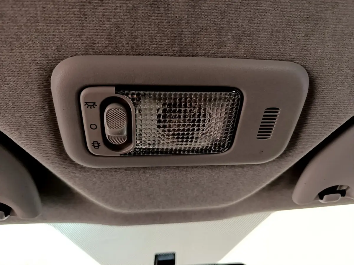 Plafonnier intérieur gris avec interrupteur, vue en contre-plongée dans une Citroën C1 blanche de 2020.