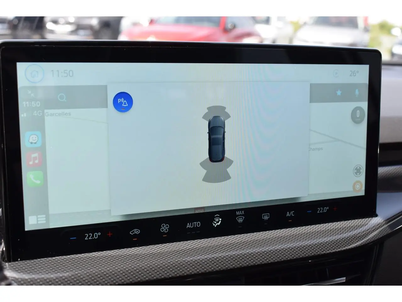 Écran tactile 13 pouces du Ford Focus SW 2025 montrant l'assistance au stationnement avec vue du véhicule en gris Moondust Silver.