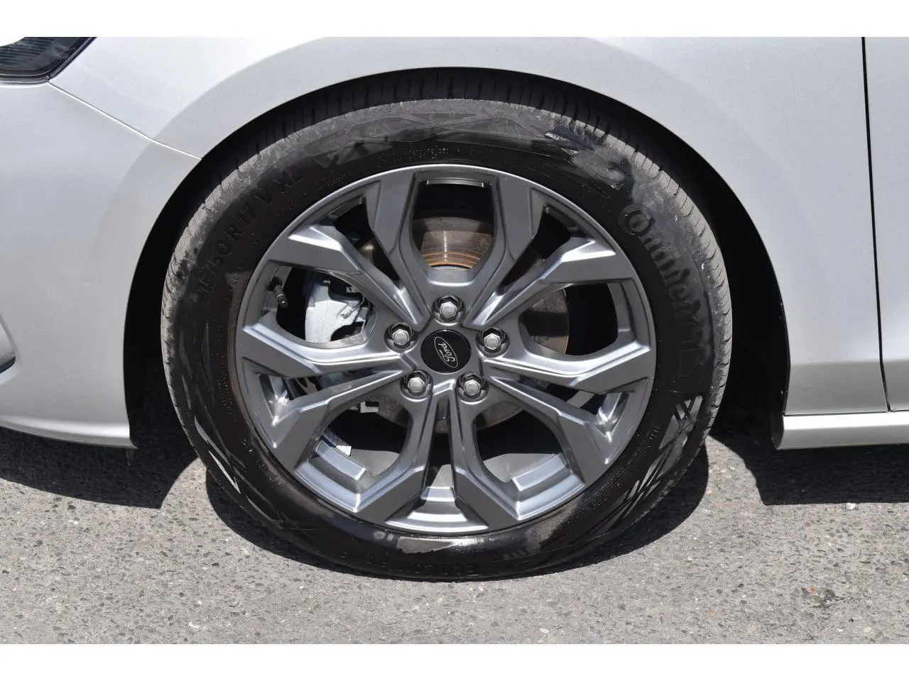 Gros plan sur la jante alliage 17 pouces 5 branches de la Ford Focus SW Moondust Silver côté avant droit.