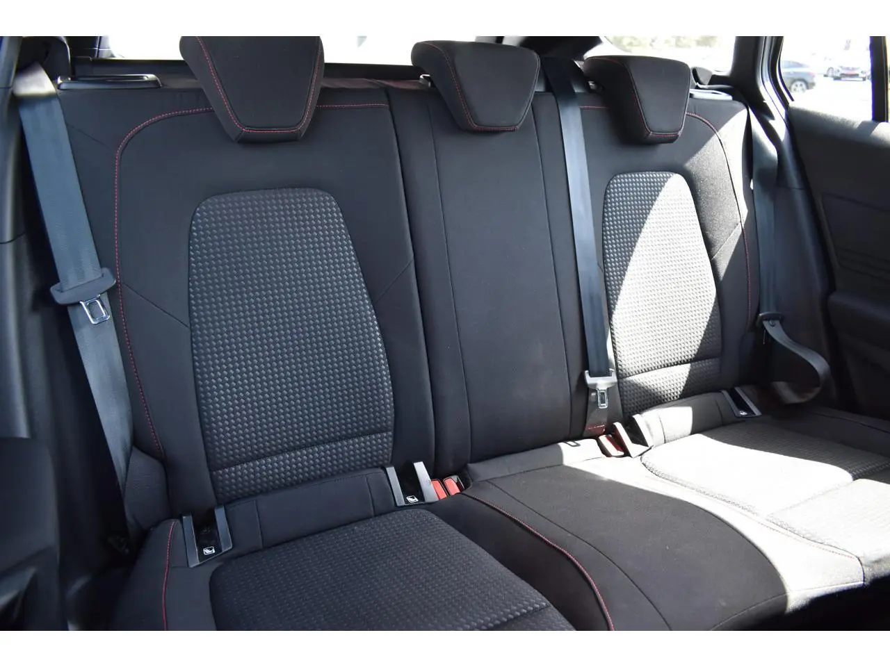 Vue intérieure des sièges arrière noirs avec surpiqûres rouges de la Ford Focus SW 2025.