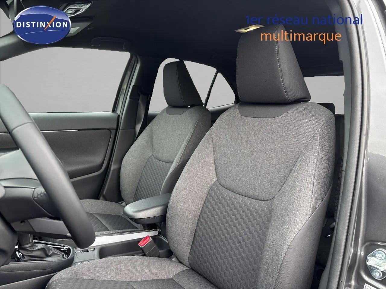 Intérieur de la Toyota Yaris Cross gris atlas métal, vue côté gauche sur les sièges tissu gris avec accoudoir central.