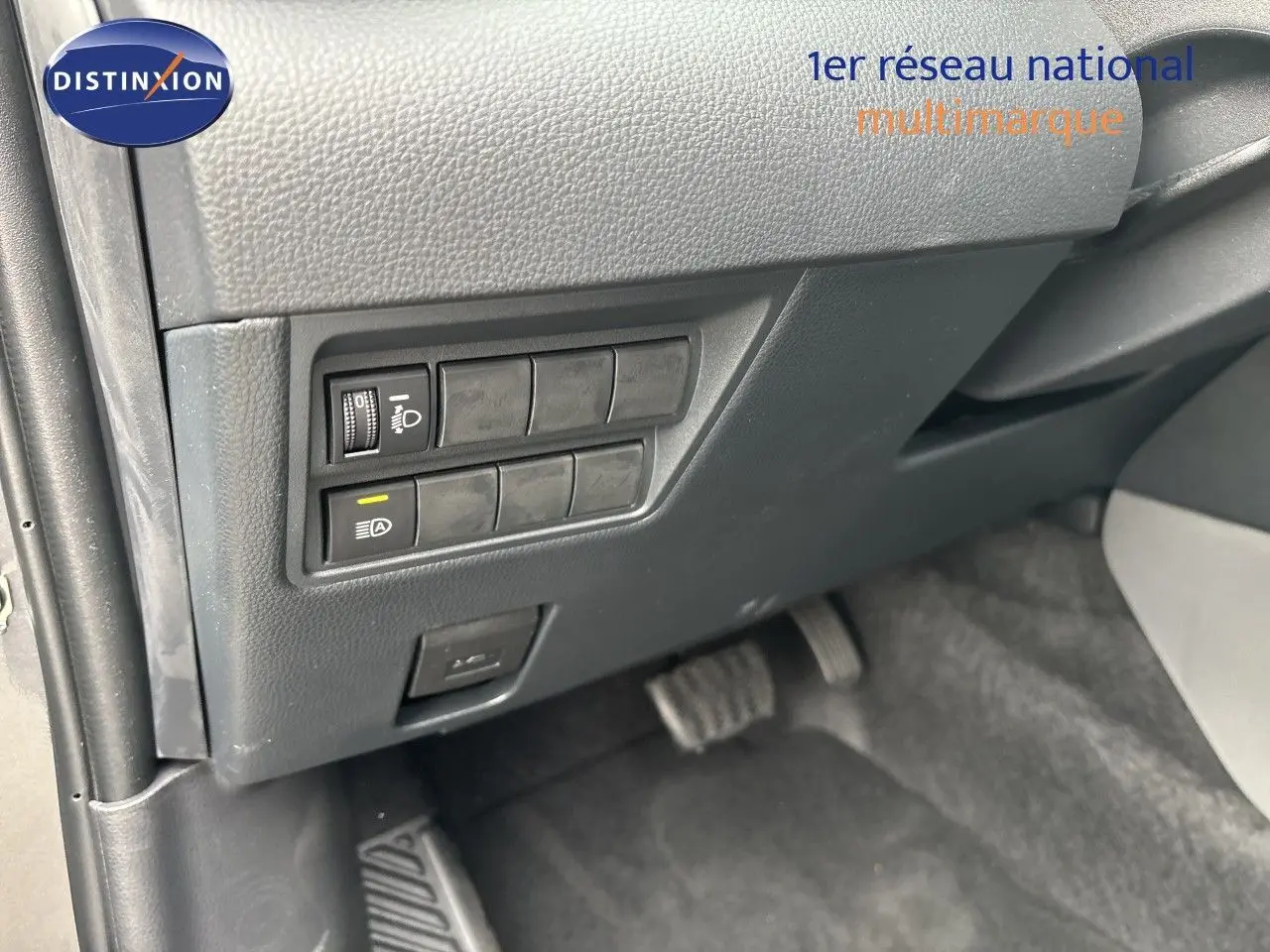 Détail des commandes côté gauche sous le tableau de bord d'une Toyota Yaris Cross gris atlas métal.