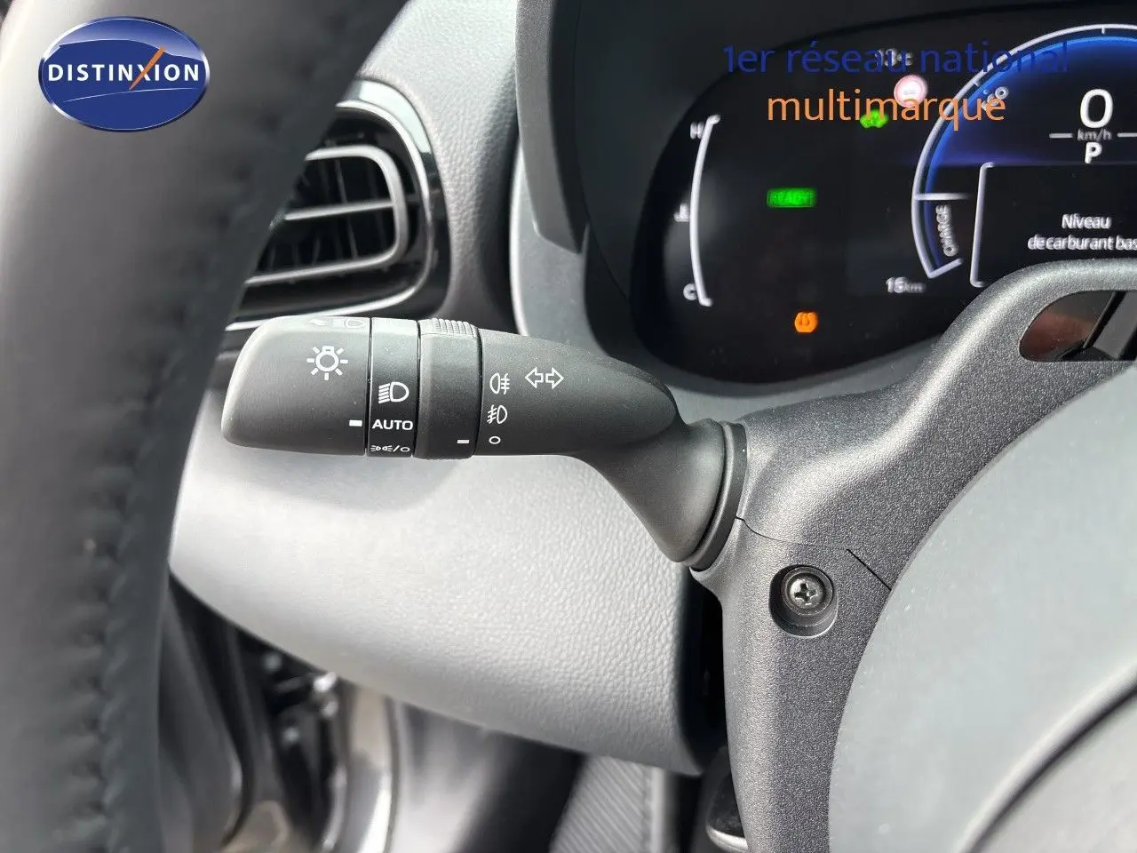 Gros plan sur le commodo des feux et clignotants dans l'habitacle d'une Toyota Yaris Cross gris atlas metal.