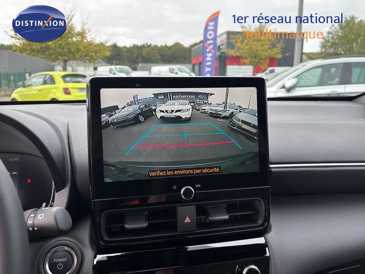 Vue intérieure du tableau de bord de la Toyota Yaris Cross gris atlas, avec écran central affichant la caméra de recul.