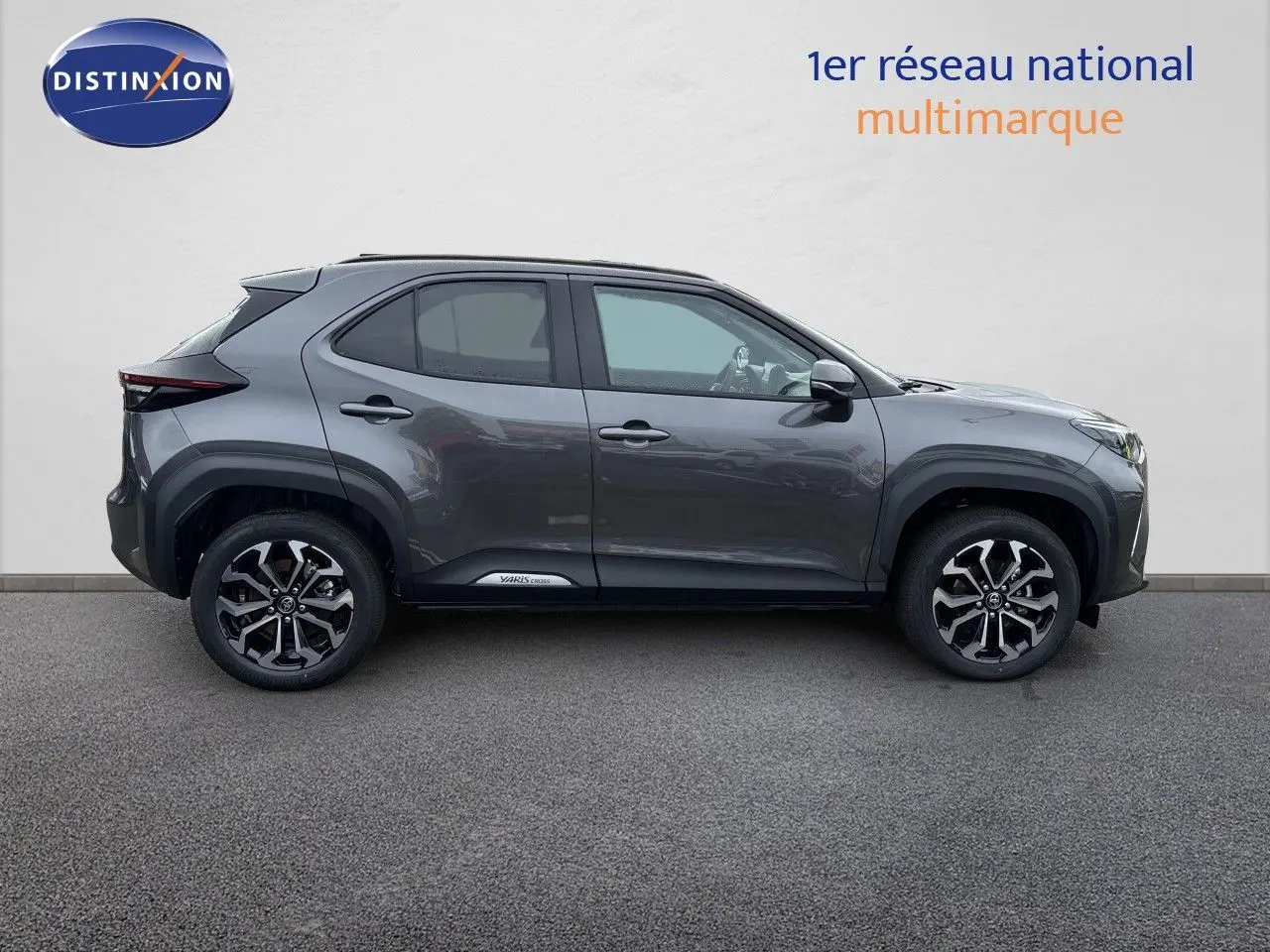 Profil droit de la Toyota Yaris Cross gris atlas metal, mettant en valeur ses jantes alliage et lignes modernes.