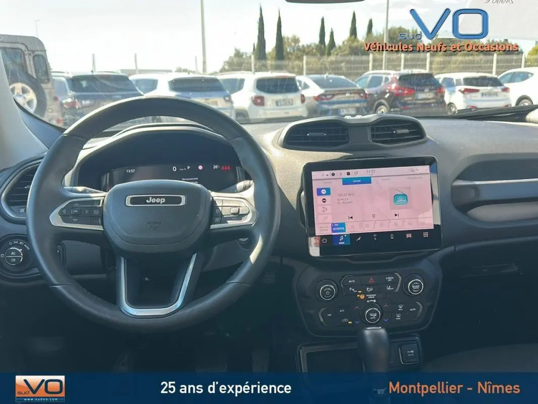 Intérieur du Jeep Renegade 2024, vue frontale sur le volant et l'écran tactile central lumineux.