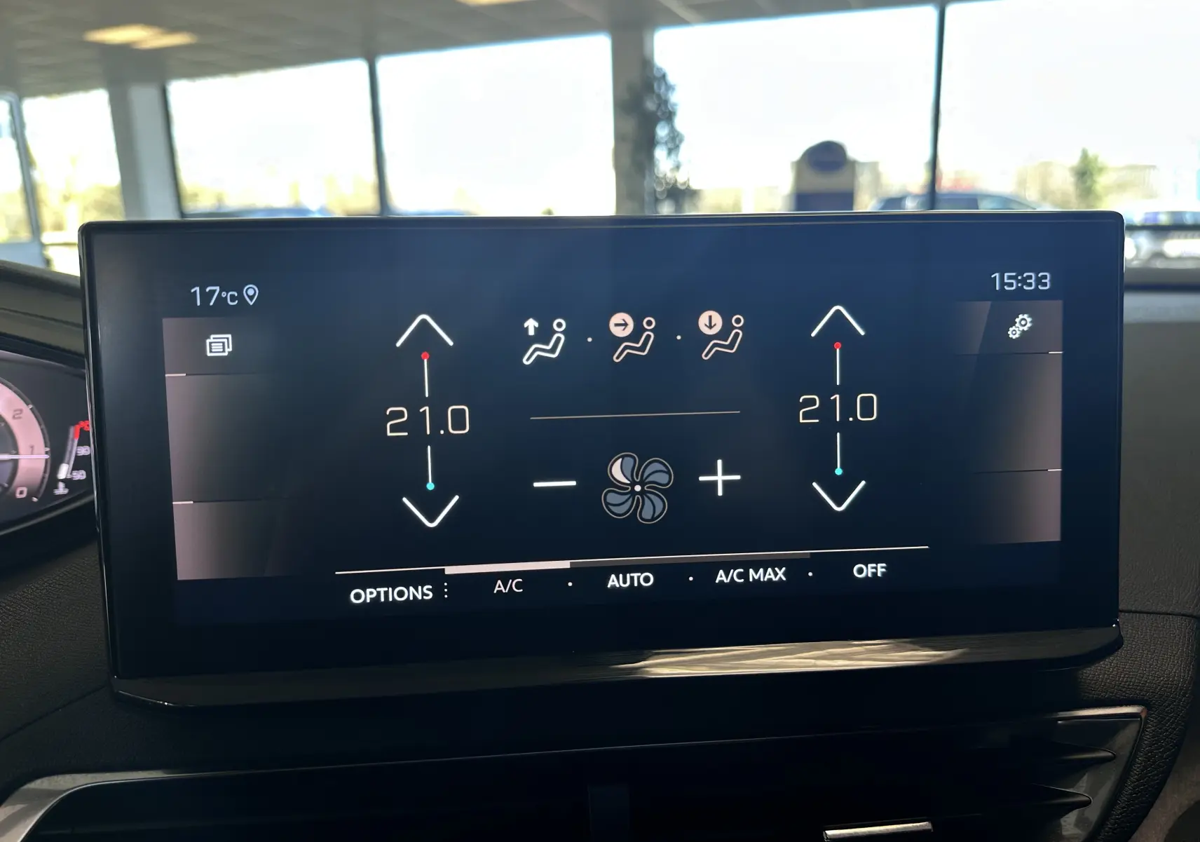 Écran tactile central du tableau de bord du Peugeot 3008 2022 affichant la climatisation à 21°C en mode automatique.