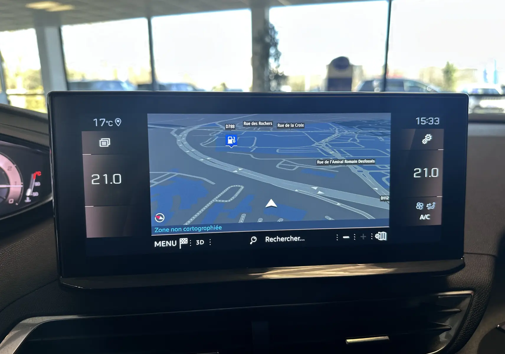 Écran tactile central du Peugeot 3008 2022 affichant la navigation et la climatisation à 21°C dans un intérieur sombre.