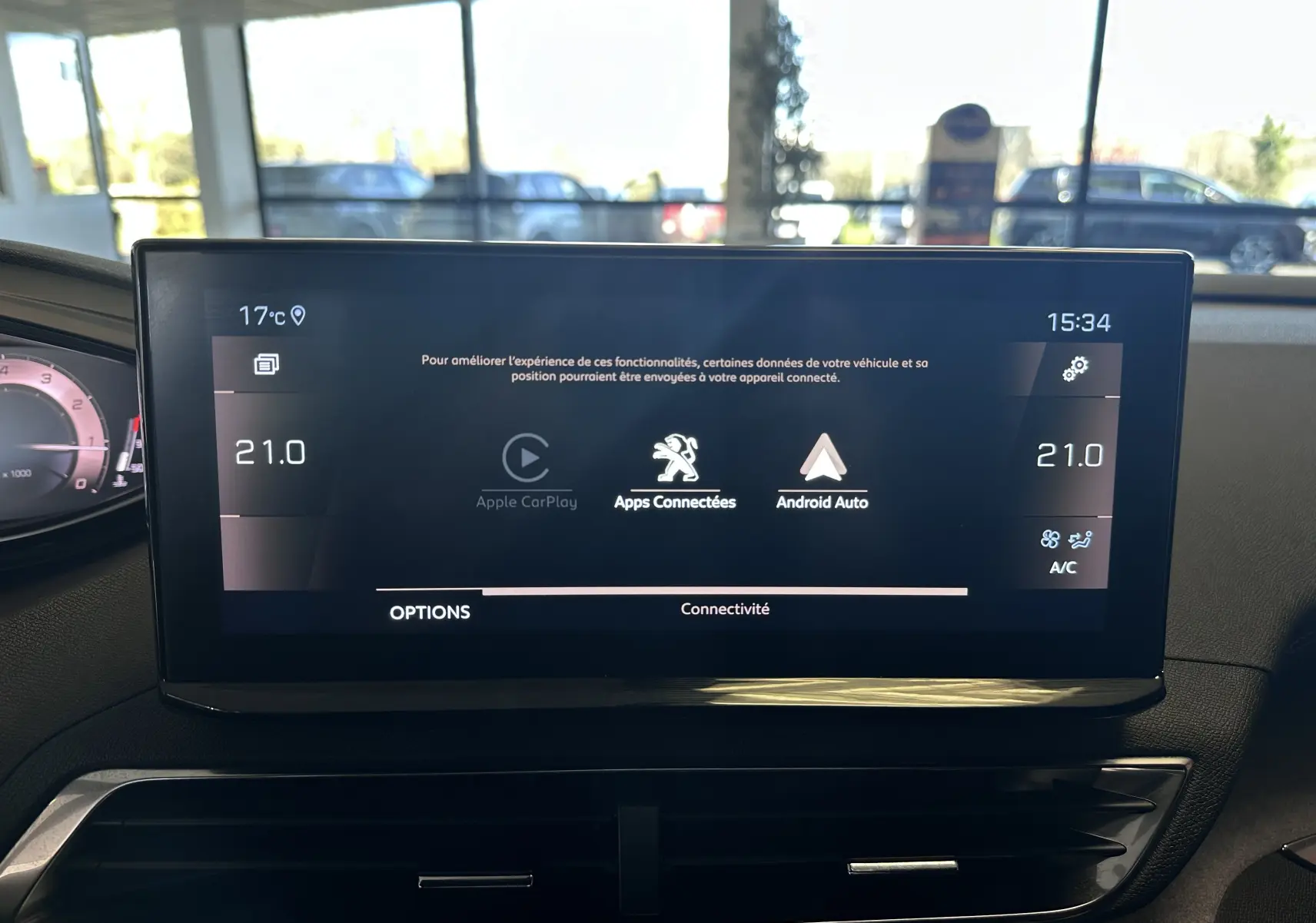 Écran tactile central du Peugeot 3008 blanc nacré de 2022, affichant les options Apple CarPlay et Android Auto.