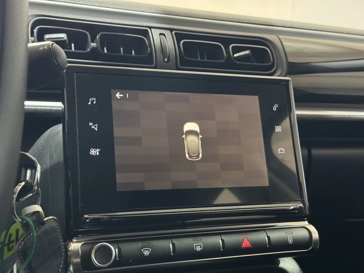 Vue rapprochée de l’écran tactile central noir du tableau de bord de la Citroën C3 2018, intérieur sombre.