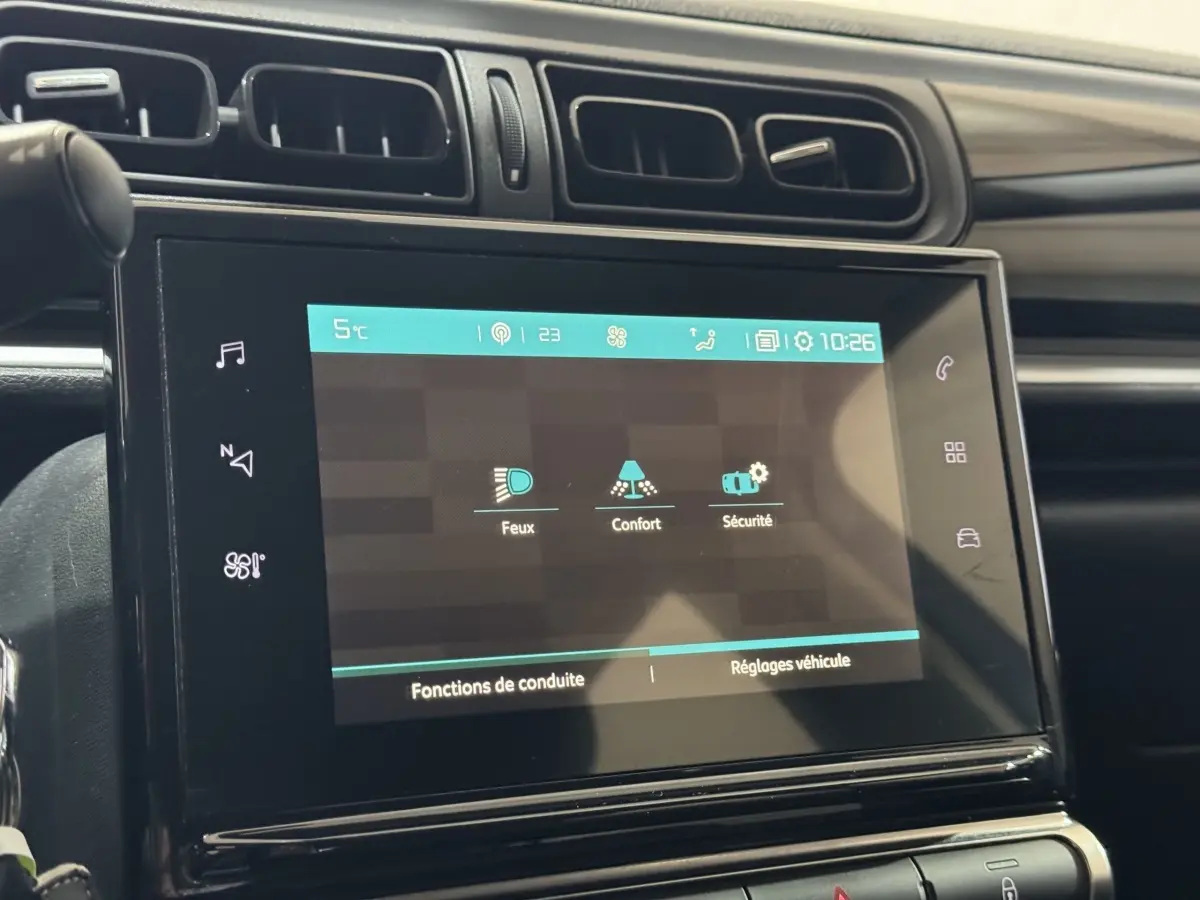 Écran tactile central de la Citroën C3 bleu, vue rapprochée du tableau de bord avec réglages affichés.