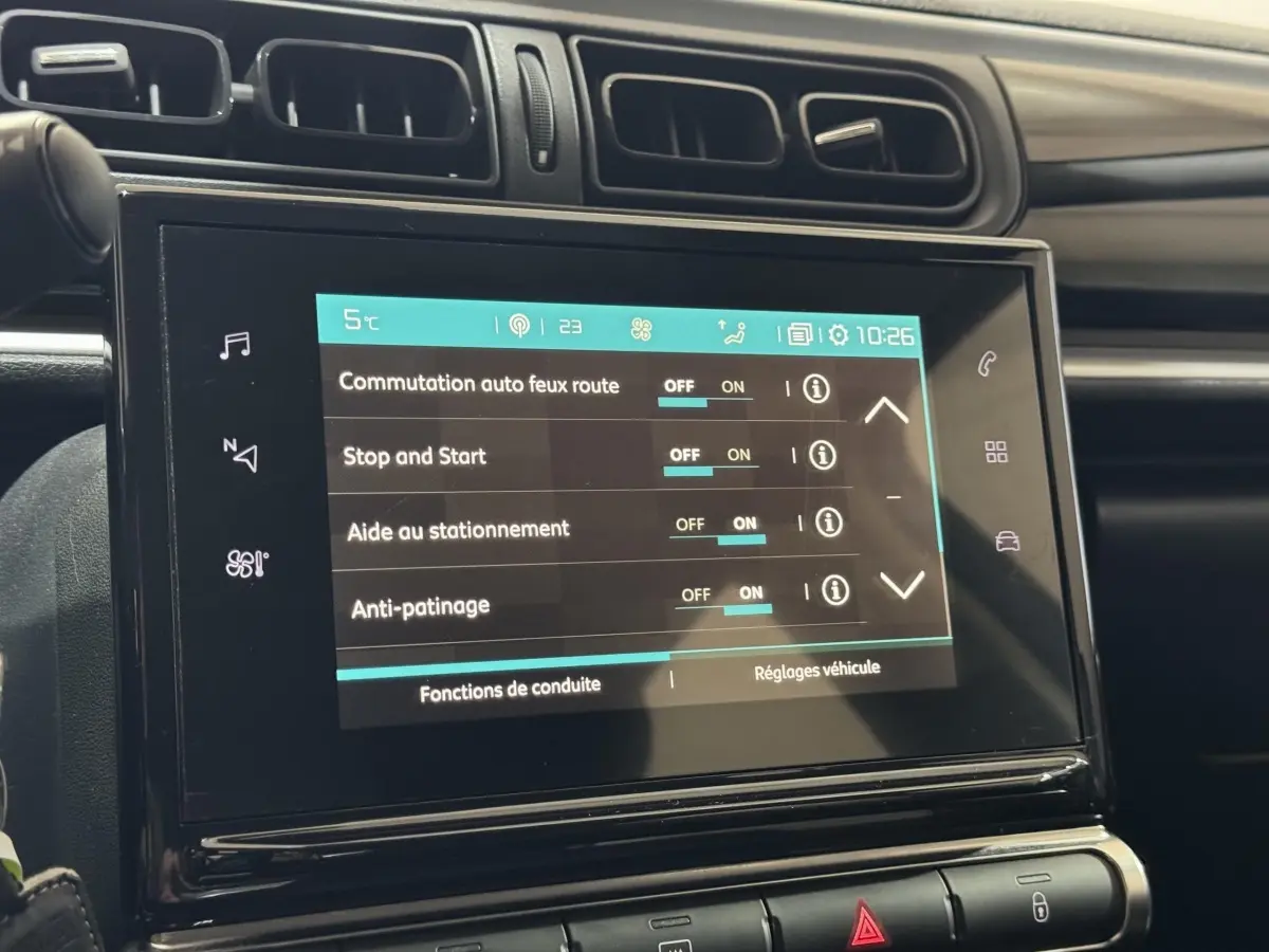 Écran tactile central du tableau de bord de la Citroën C3 PureTech 82 bleu, affichant les réglages d’aide à la conduite.