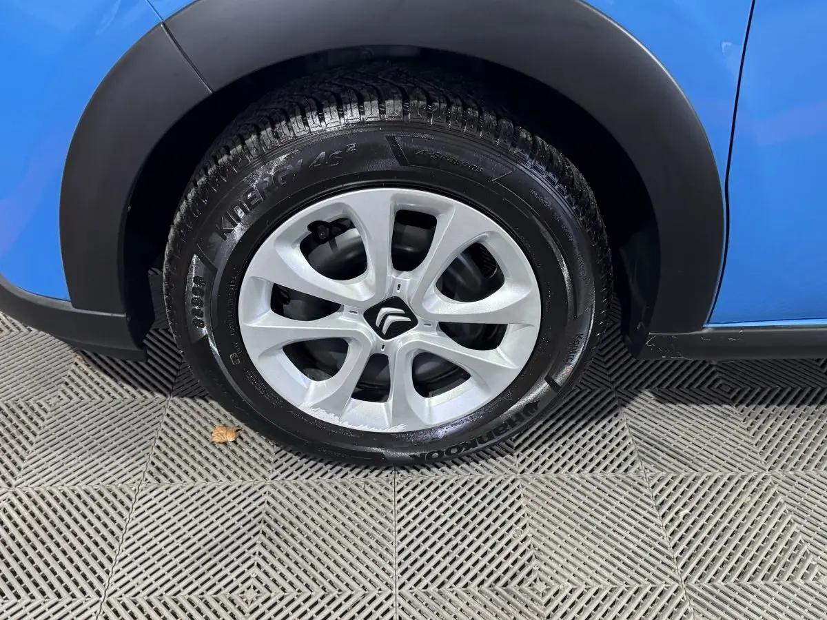 Gros plan sur la roue avant droite d'une Citroën C3 bleu 2018 avec jante en alliage et pneumatique Hankook.