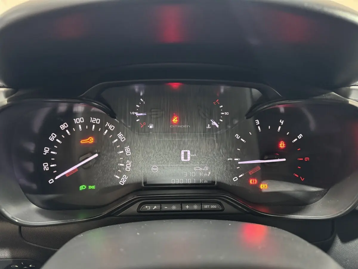 Vue rapprochée du tableau de bord numérique de la Citroën C3 bleu 2018, affichant le compteur et témoins lumineux.