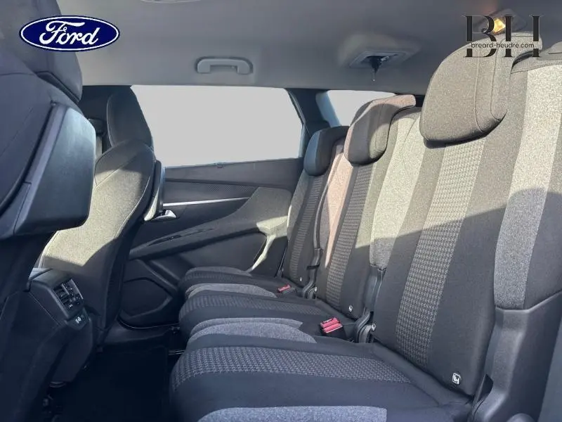 Vue latérale droite des sièges arrière noirs et gris du Peugeot 5008, mettant en valeur les trois sièges individuels.