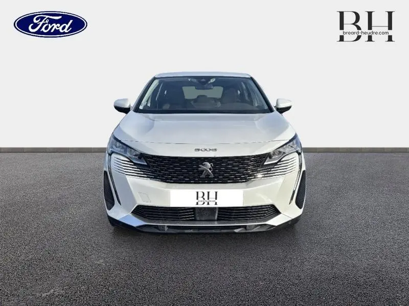 Vue avant d'un Peugeot 5008 blanc Banquise 2021 avec calandre noire et phares LED distinctifs.