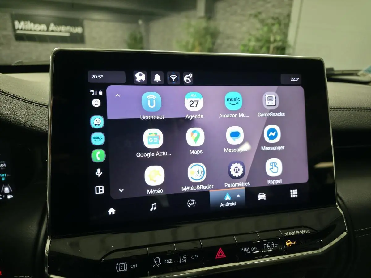Écran tactile central du Jeep Compass 2024 montrant l'interface Android Auto en intérieur noir.
