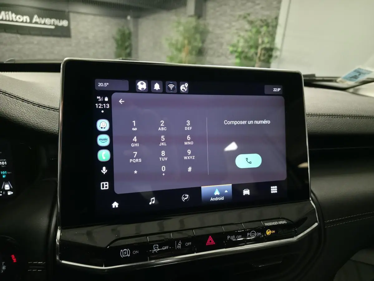 Écran tactile central du Jeep Compass blanc 2024, vue intérieure frontale avec interface Android Auto affichée.