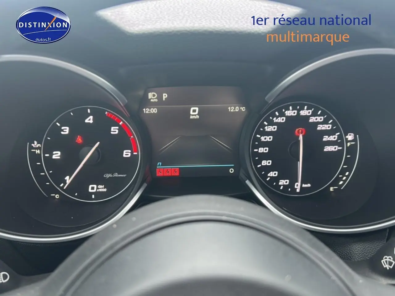 Vue rapprochée du tableau de bord noir de l'Alfa Romeo Stelvio avec compte-tours et vitesse digitale à l'arrêt.