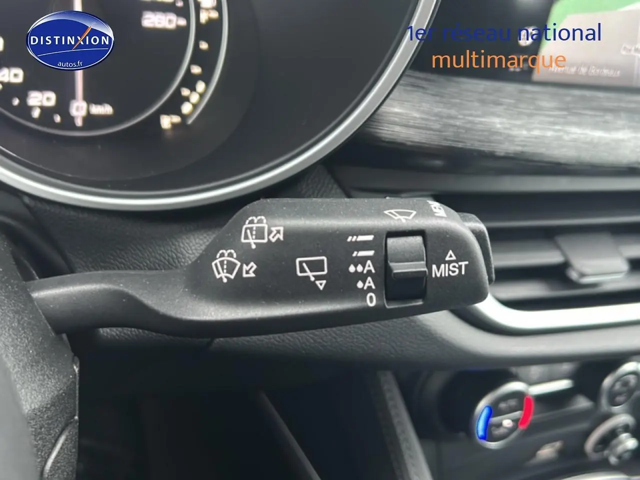 Gros plan sur la commande d’essuie-glace côté gauche du tableau de bord d’un Alfa Romeo Stelvio gris Vesuvio.