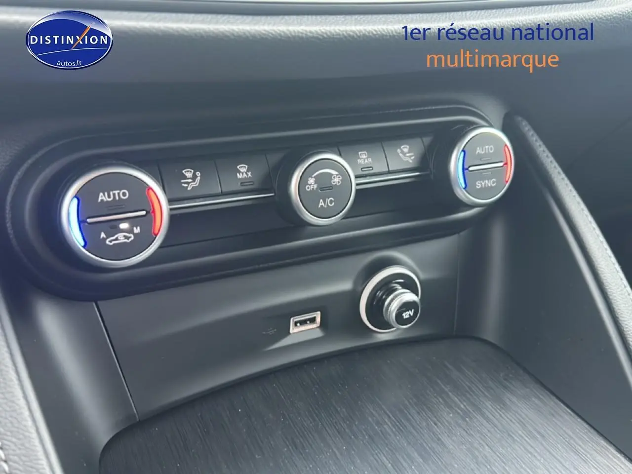 Détail de la console centrale de l'Alfa Romeo Stelvio 2021, montrant les commandes de climatisation et prise 12V.