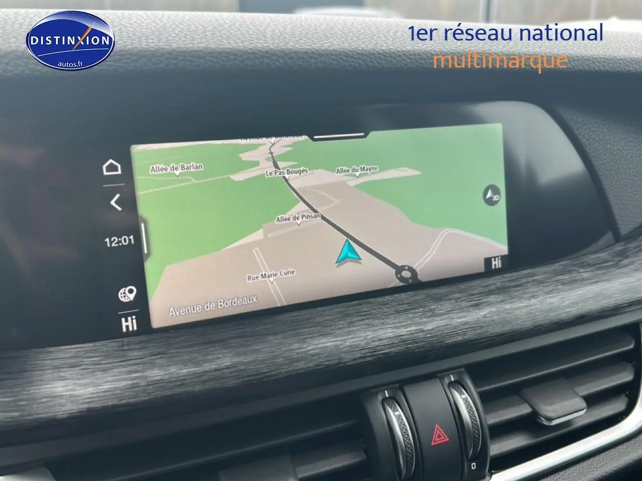 Écran tactile GPS couleur intégré au tableau de bord d’un Alfa Romeo Stelvio gris Vesuvio, vue intérieure frontale.