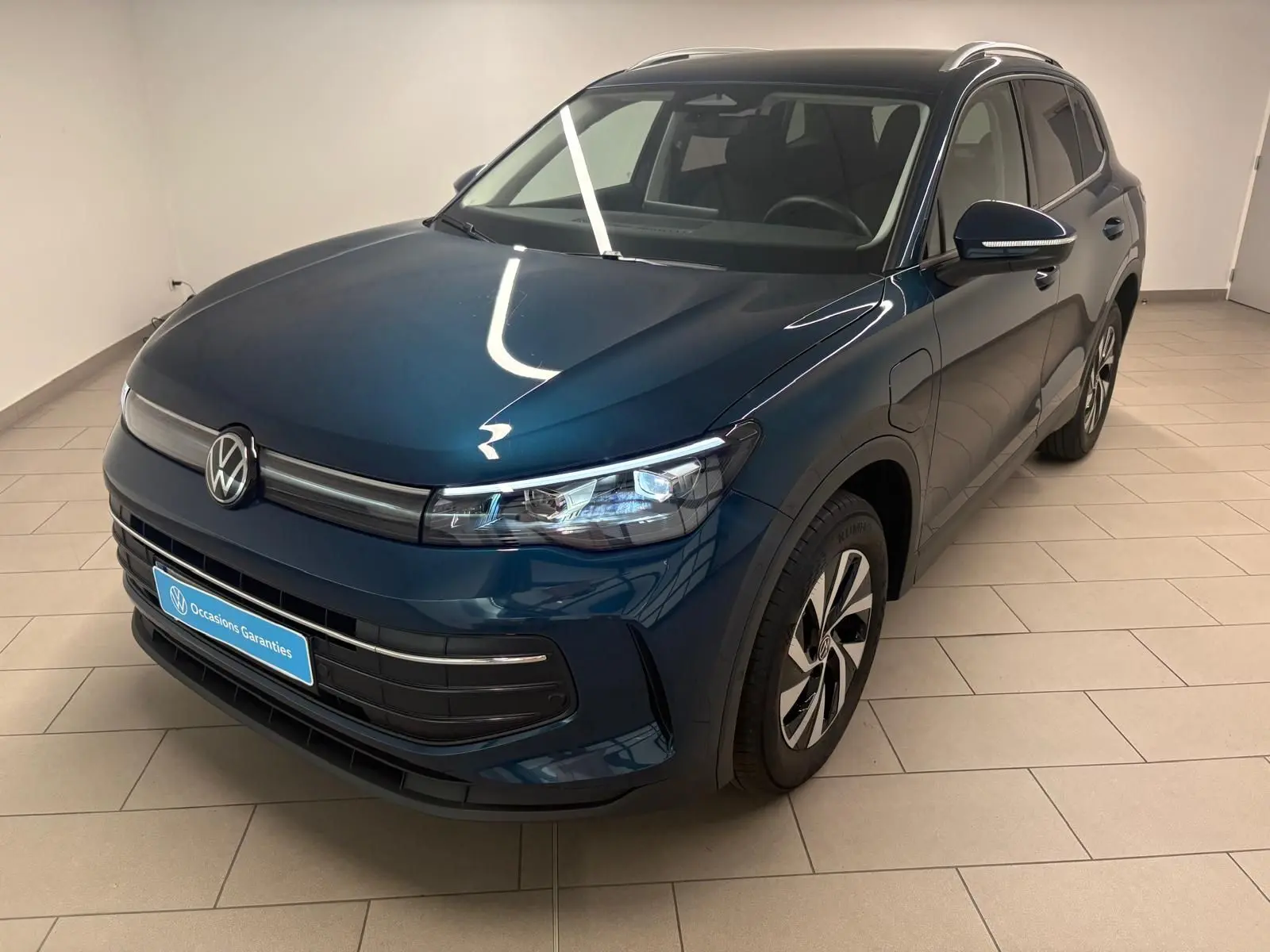 Volkswagen Tiguan 1.5 eHybrid Nightshade Blue en 3/4 avant droit, avec peinture métallisée et jantes spécifiques.