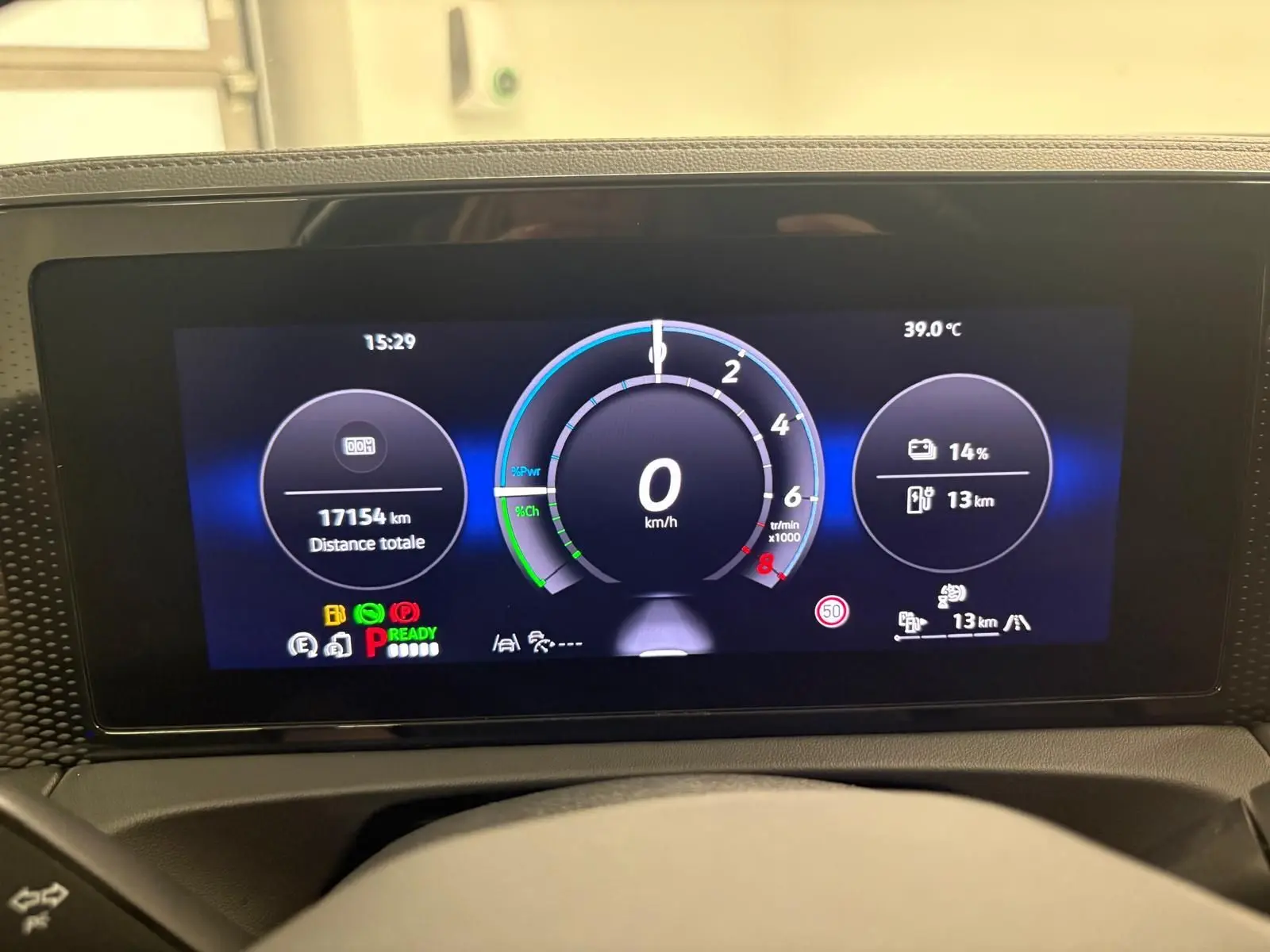 Tableau de bord numérique du Volkswagen Tiguan 1.5 eHybrid 2025 affichant vitesse, autonomie batterie et température extérieure.