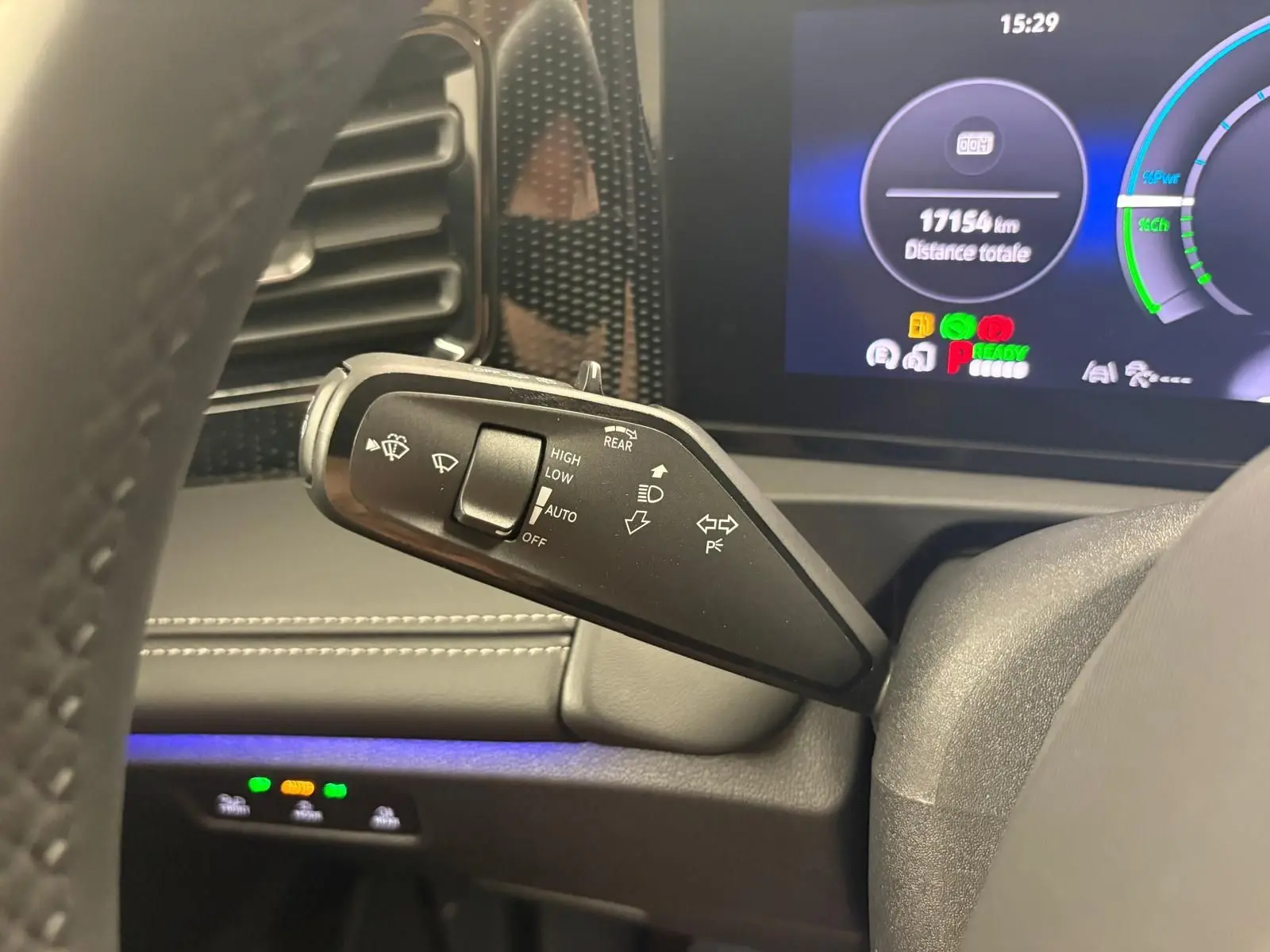 Gros plan sur la commande d’essuie-glace à gauche du volant dans un Volkswagen Tiguan Nightshade Blue 2025.