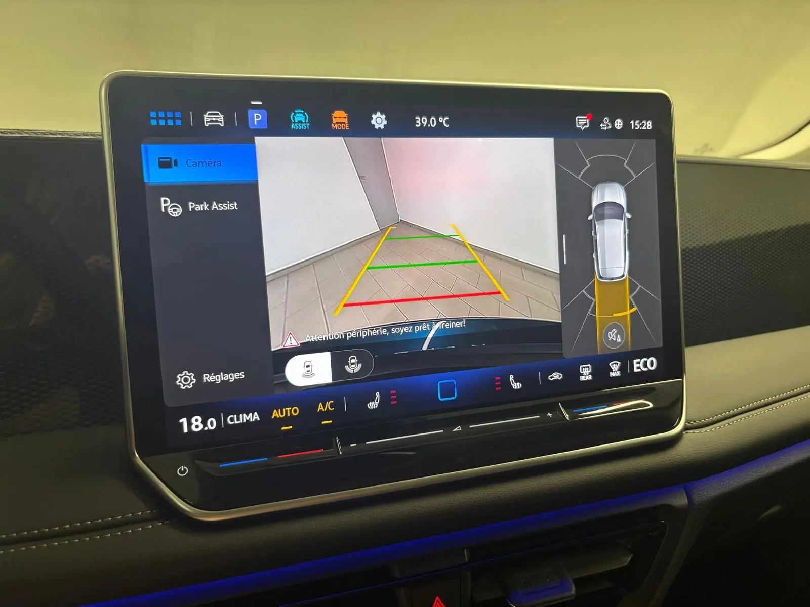 Écran tactile intérieur du Volkswagen Tiguan 2025 montrant la caméra de recul et l'assistance au stationnement.